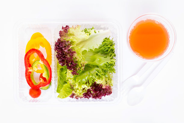 沙拉中混合了甜椒叶、卷牛柳、cos、生菜、番茄和甜椒，装在塑料盒里，带着新鲜的汁，方便携带图片下载