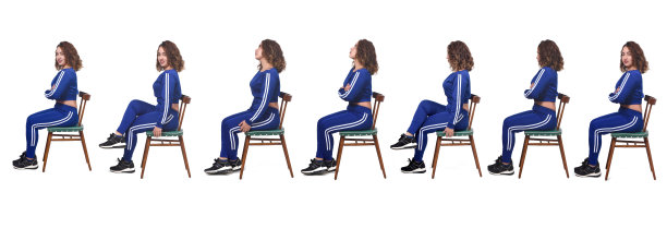 女人坐在白色背景的椅子上图片下载