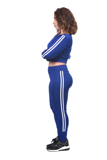 站在白色背景上的女人图片下载