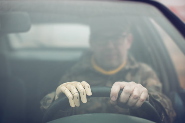 戴着假肢手的退伍老兵开车图片下载