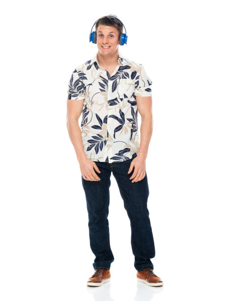 白人男性穿着裤子戴着耳机站在白色背景前图片下载