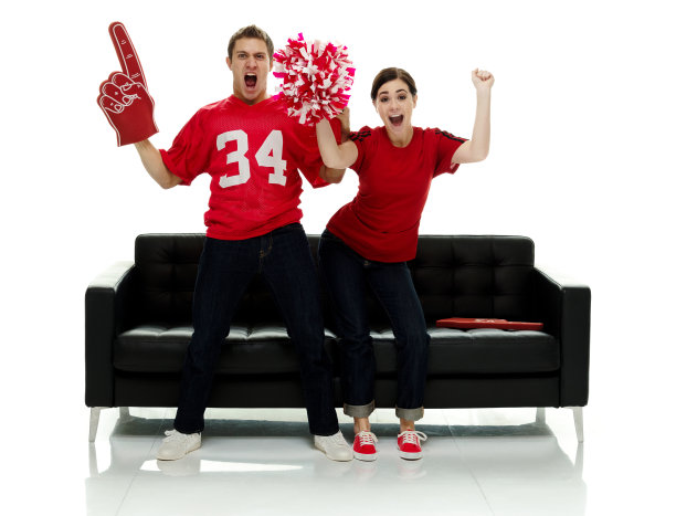 丈夫是一个狂热的粉丝，穿着牛仔裤坐在地板上，手里拿着泡沫图片下载