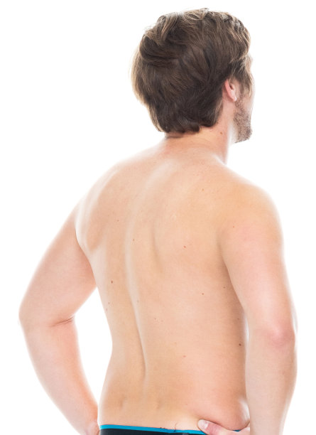 白人年轻男子站在白人背景前图片下载