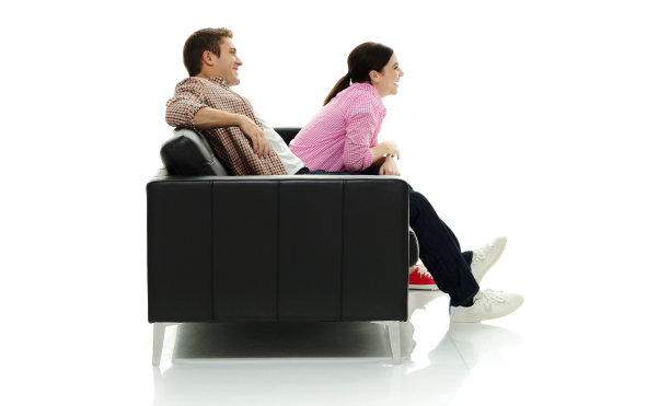 白种女友穿着裤子在白色背景前休息图片下载