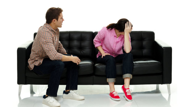 白人丈夫坐在地板前的白色背景穿着纽扣衬衫图片下载