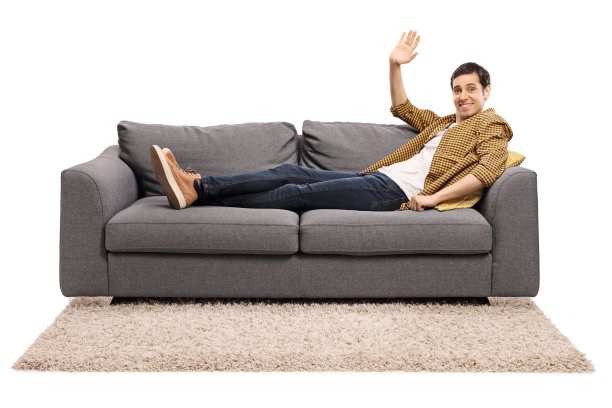 一个穿着便服的人躺在沙发上，对着镜头挥手图片下载