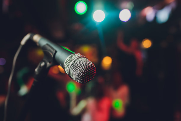 靠近音乐厅或会议室的麦克风。图片下载