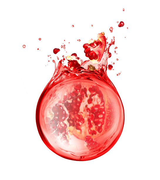 剁碎的石榴在溅出的果汁中下沉，孤立在白色的背景上图片下载