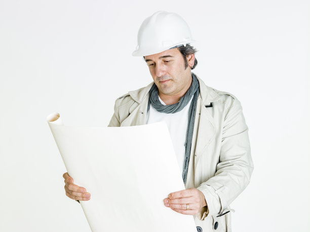 建筑师在看平面图图片下载