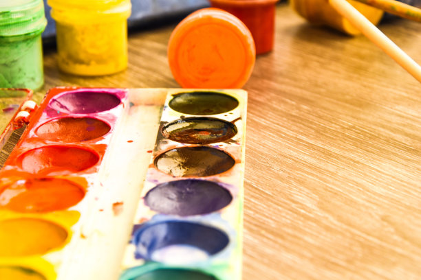 旧木桌上的水彩颜料和画笔图片下载