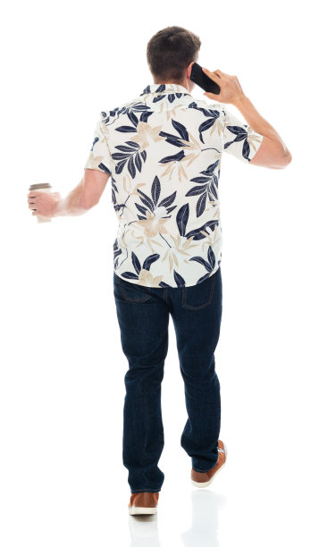 白人男性穿着裤子拿着咖啡杯走在白色背景前图片下载
