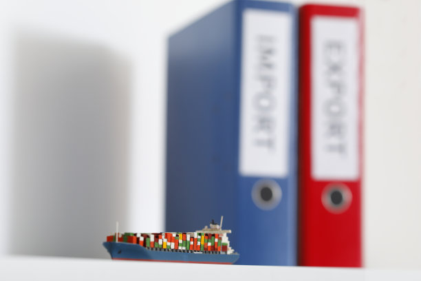 一个白色的办公室架子上的微型集装箱船模型图片下载