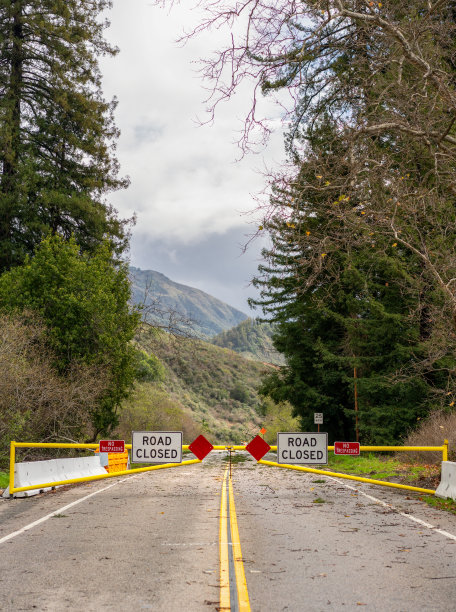 加州1号州际公路因风暴损坏关闭图片下载