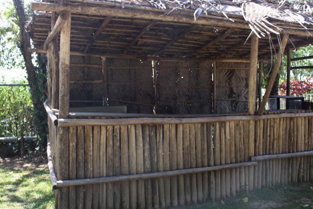 茅草屋顶的竹屋图片下载