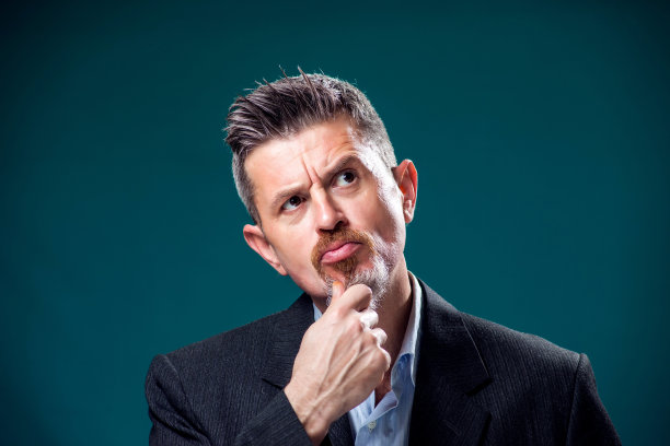 沉思的络腮胡男士人像照片图片下载