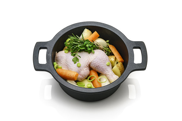 鸡肉清汤的配料在一个烹饪锅孤立在白色的背景图片下载