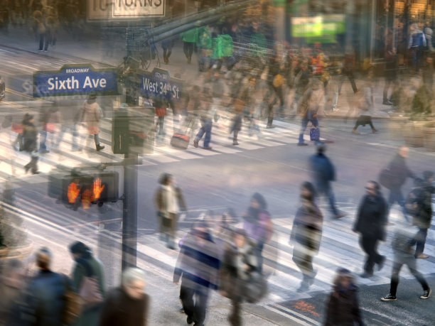 人们在曼哈顿繁忙的街道上走在人行横道上图片下载