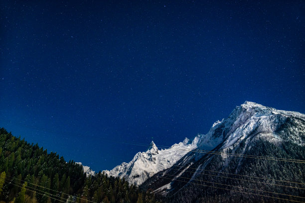 雄伟的山脉景观在夜晚与清澈的天空与星星图片下载