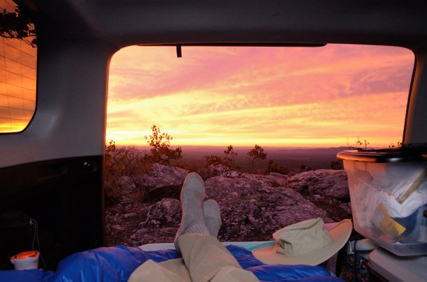 日落时分，在SUV汽车露营车上休息图片下载