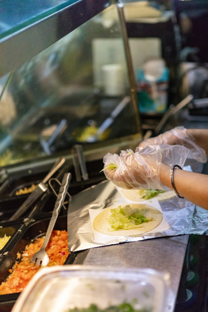 厨师准备法式薄饼图片下载