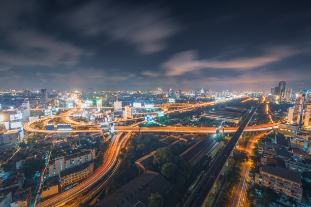 全景城市景观商业区(baiyok, Ratchaprarop, patunam曼谷，泰国)鸟瞰高层建筑在黄昏图片下载