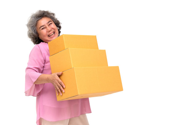 快乐的亚洲老年妇女拿着包裹盒图片下载