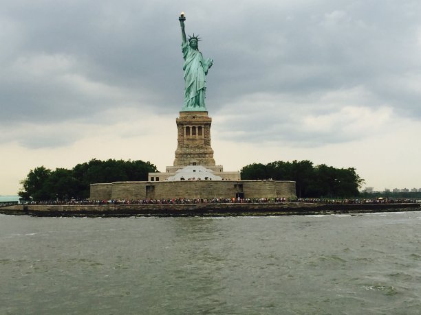 美国纽约曼哈顿景观摩天大楼全景图片自由女神像岛图片下载