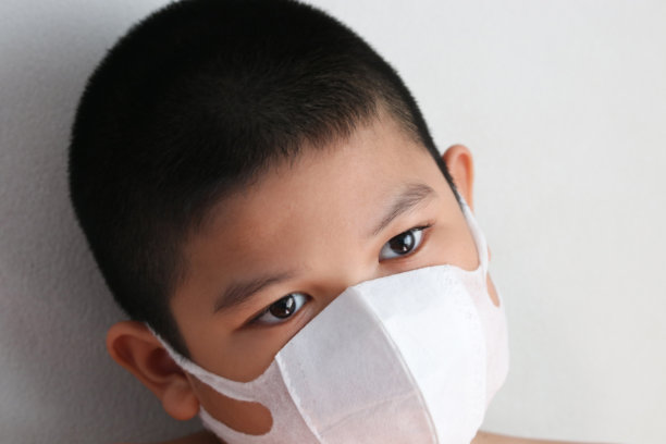 戴口罩的流感亚洲男孩图片下载