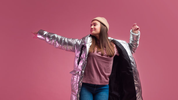 时尚和大胆的年轻女孩在银色羽绒服图片下载