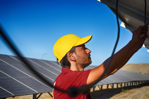 太阳能电池板工程师图片下载