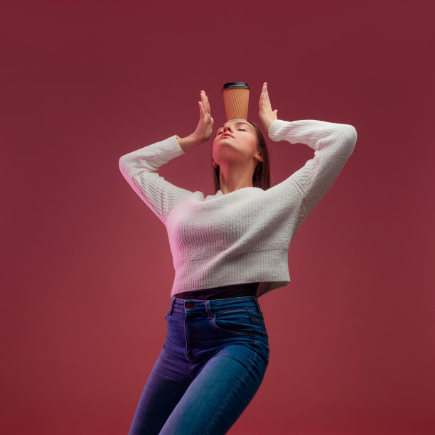 咖啡和拿铁粉，有趣的女孩拿着纸杯咖啡在她的头上图片下载