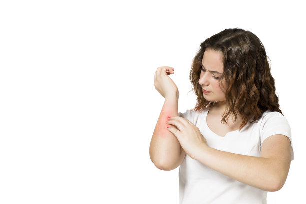 在白色背景下挠手的年轻少女图片下载