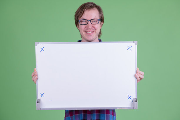 快乐的年轻潮人戴着眼镜拿着白板图片下载