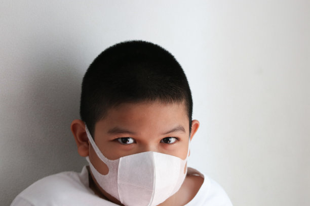 年轻患者因咳嗽接受治疗，心情不好图片下载