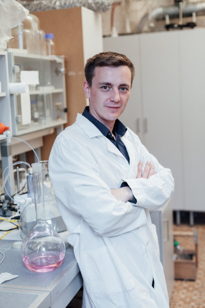 男人在医学实验室用液体进行化学实验图片下载