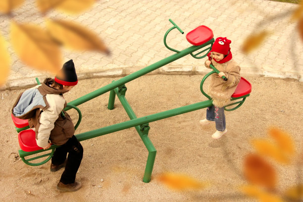 孩子们在操场上玩耍图片下载