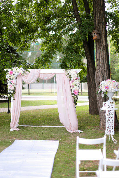 花园中的婚礼拱门和椅子图片下载