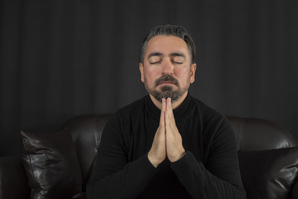 祈祷的悲伤中年男人图片下载