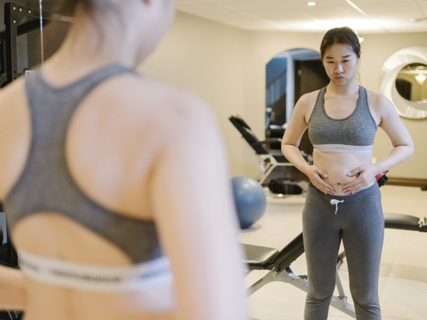 亚洲女人在家健身房里看着自己图片下载