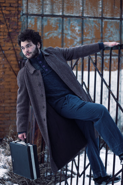 小偷带着手提箱爬过栅栏图片下载