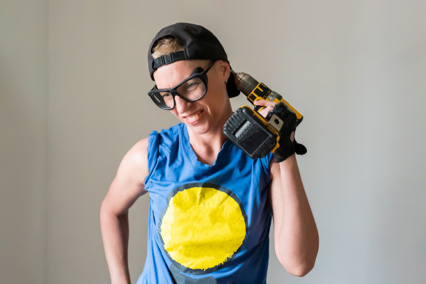 手持电钻的女建筑工人图片下载