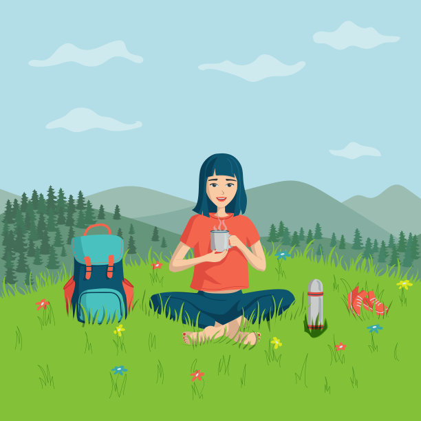 一个快乐的女孩坐在山顶的绿草地上，摆着土耳其式，喝着茶。背景是山峰。素材图片