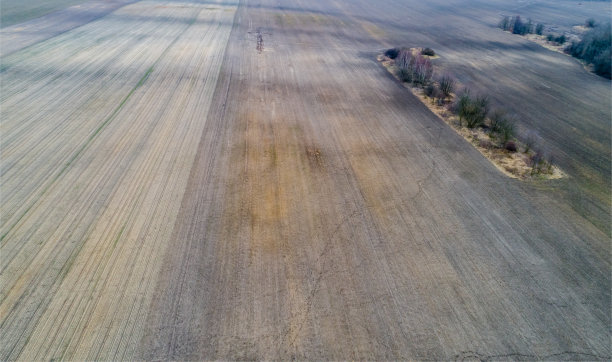 彩色空旷农田图片下载