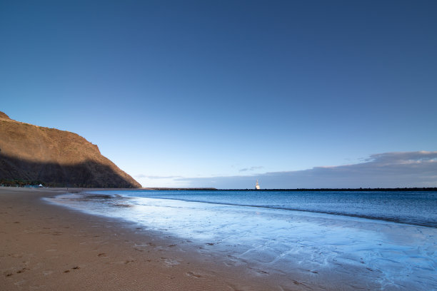 水平视野的地平线上美丽的蓝色大西洋从海滩普拉亚德拉斯特雷西塔斯，特内里费，加那利群岛，西班牙-股票照片图片下载