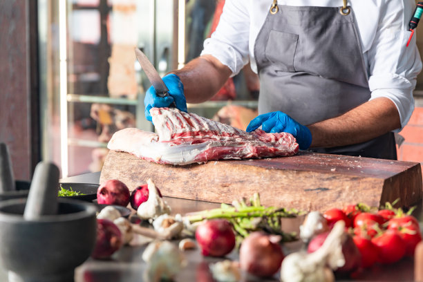 准备羊排肉制作美味晚餐图片下载