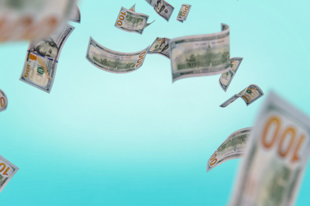 金融和经济概念落钱在蓝色背景股票照片图片下载
