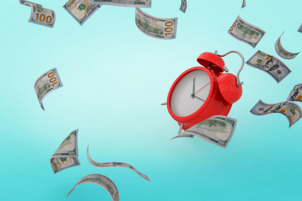 金融和经济概念落钱在蓝色背景股票照片图片下载