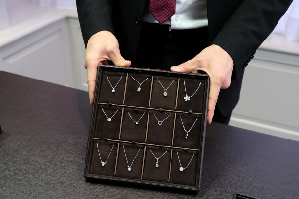 西装革履的珠宝商展示着钻石珠宝的收藏图片下载