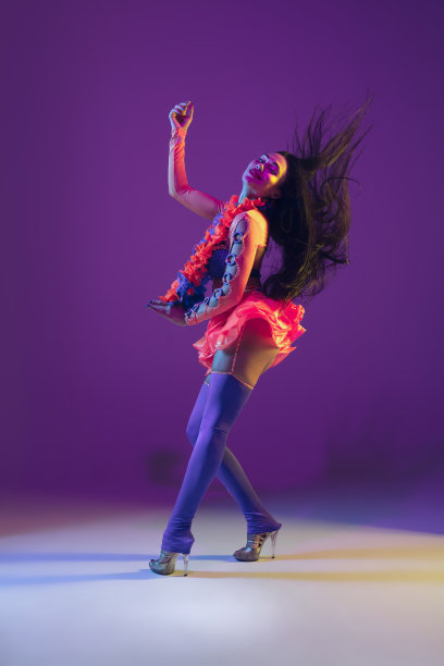 迷人的夏威夷黑发模特紫色工作室背景霓虹灯图片下载