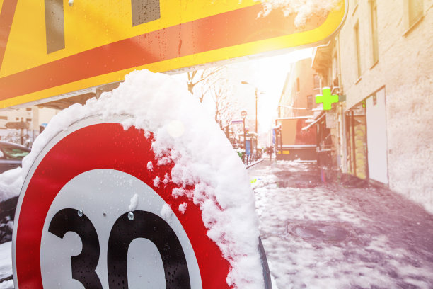 巴黎雪地里的恶劣路况天气标志图片下载